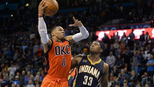 Russell Westbrook z Oklahomy zkouší vystřelit přes bránícího Mylese Turnera z Indiany. Russell Westbrook z Oklahomy zkouší vystřelit přes bránícího Mylese Turnera z Indiany.