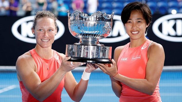 Samantha Stosurová (vlevo) a Čang Šuaj s trofejí pro vítězky čtyřhry na Australian Open. Samantha Stosurová (vlevo) a Čang Šuaj s trofejí pro vítězky čtyřhry na Australian Open.
