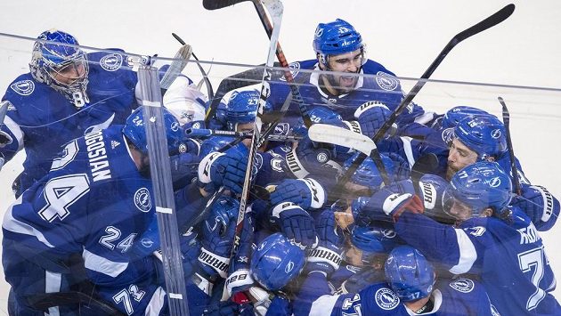 Obrovská radost hráčů Tampy Bay po trefě Braydena Pointa (21), který rozhodl dlouhé prodloužení proti Columbusu. Obrovská radost hráčů Tampy Bay po trefě Braydena Pointa (21), který rozhodl dlouhé prodloužení proti Columbusu.