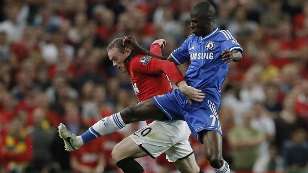 Útočník Manchesteru United Wayne Rooney (vlevo) se snaží uniknout Ramiresovi z Chelsea. Útočník Manchesteru United Wayne Rooney (vlevo) se snaží uniknout Ramiresovi z Chelsea.