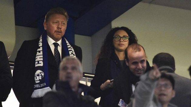 Bývalý tenista Boris Becker fandil chelsea proti PSG s šálou Chelsea ozdobenou o symbol rasistického gangu. Bývalý tenista Boris Becker fandil chelsea proti PSG s šálou Chelsea ozdobenou o symbol rasistického gangu.