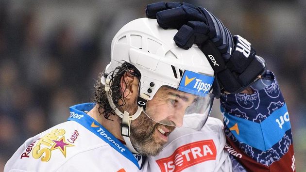 Jaromír Jágr v duelu s Kometou Brno. Jaromír Jágr v duelu s Kometou Brno.
