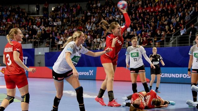 Kapitánka českých házenkářek Iveta Luzumová končí po jednom ze střetů s německými hráčkami v bolestech na zemi. Zranění jejího lokte mělo pro národní tým fatální následky. Kapitánka českých házenkářek Iveta Luzumová končí po jednom ze střetů s německými hráčkami v bolestech na zemi. Zranění jejího lokte mělo pro národní tým fatální následky.