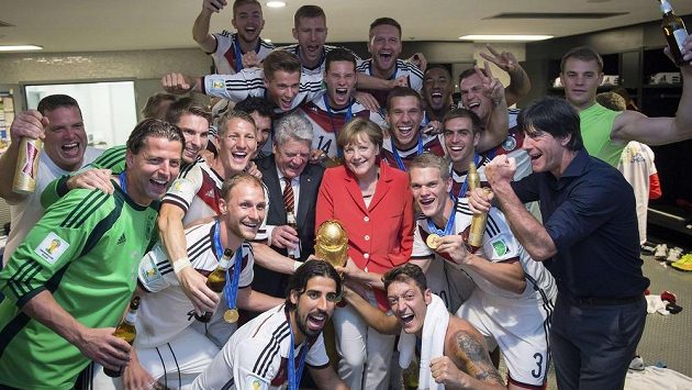 Německý prezident Joachim Gauck (uprostřed vlevo) i kancléřka Angela Merkelová v šatně Estadio Maracaná slavili společně s německými fotbalisty čtvrtý titul mistrů světa. Německý prezident Joachim Gauck (uprostřed vlevo) i kancléřka Angela Merkelová v šatně Estadio Maracaná slavili společně s německými fotbalisty čtvrtý titul mistrů světa.