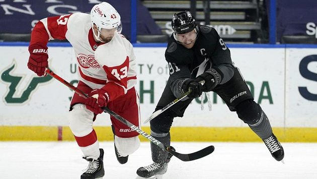 Steven Stamkos (91) z Tampy a Darren Helm (43) z Detroitu. Steven Stamkos (91) z Tampy a Darren Helm (43) z Detroitu.