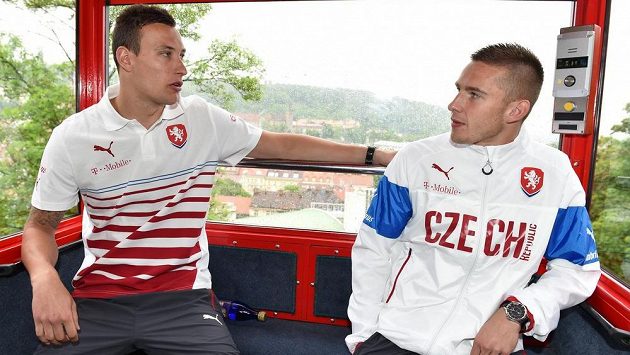 Brankář Marek Štěch (vlevo) a obránce Pavel Kadeřábek v lanovce nad Prahou během svého prvního srazu fotbalové reprezentace před utkáním ve Finsku. Ve Spartě z nich jsou noví spoluhráči. Brankář Marek Štěch (vlevo) a obránce Pavel Kadeřábek v lanovce nad Prahou během svého prvního srazu fotbalové reprezentace před utkáním ve Finsku. Ve Spartě z nich jsou noví spoluhráči.