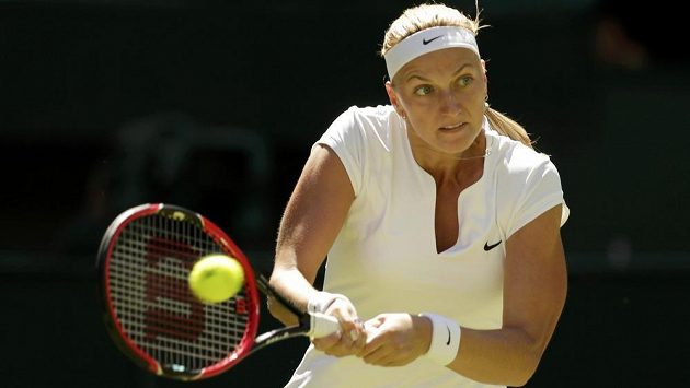 Petra Kvitová během zápasu 1. kola Wimbledonu proti Nizozemce Kiki Bertensové. Petra Kvitová během zápasu 1. kola Wimbledonu proti Nizozemce Kiki Bertensové.
