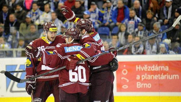 Hokejisté Sparty oslavují první gól proti Kometě Brno. Hokejisté Sparty oslavují první gól proti Kometě Brno.