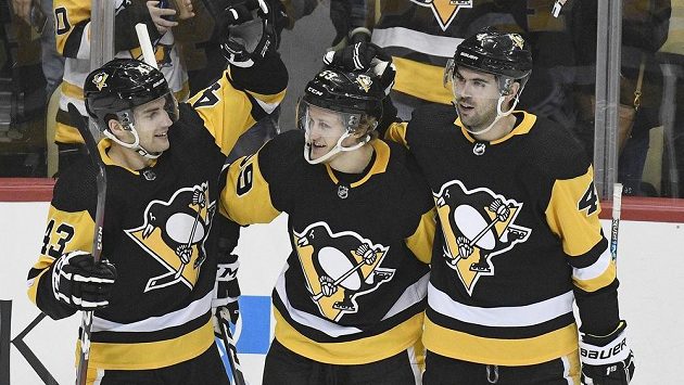 Hokejisté Pittsburghu oslavují gól. Dokážou potřetí v řadě vyhrát Stanley Cup? Hokejisté Pittsburghu oslavují gól. Dokážou potřetí v řadě vyhrát Stanley Cup?