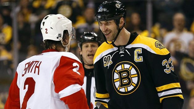 Zdeno Chára (vpravo) z Bostonu při výměně názorů s detroitským Brendanem Smithem. Zdeno Chára (vpravo) z Bostonu při výměně názorů s detroitským Brendanem Smithem.