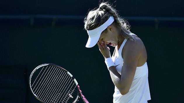 Trápící se Eugenie Bouchardová v prvním kole Wimbledonu. Trápící se Eugenie Bouchardová v prvním kole Wimbledonu.