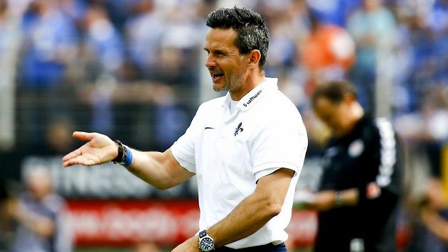 Dirk Schuster, kouč fotbalistů Darmstadtu, kteří si po výhře 1:0 nad St. Pauli zajistili za Ingolstadtem druhé postupové místo do bundesligy. Dirk Schuster, kouč fotbalistů Darmstadtu, kteří si po výhře 1:0 nad St. Pauli zajistili za Ingolstadtem druhé postupové místo do bundesligy.