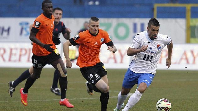 Liberecký záložník Michal Obročník (druhý zprava) stíhá ostravsklého útočníka Milana Baroše. Vlevo je středopolař Slovanu Isaac Sackey. Liberecký záložník Michal Obročník (druhý zprava) stíhá ostravsklého útočníka Milana Baroše. Vlevo je středopolař Slovanu Isaac Sackey.