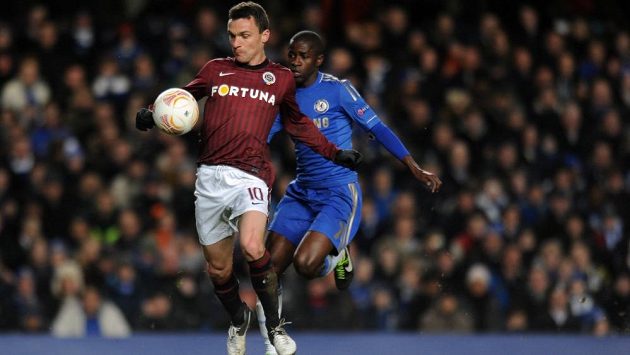 David Lafata (vlevo) si kryje míč před záložníkem Chelsea Ramiresem. David Lafata (vlevo) si kryje míč před záložníkem Chelsea Ramiresem.