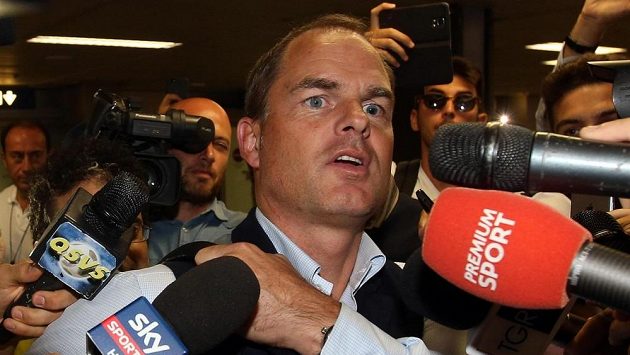 Nový kouč Interu Frank de Boer po příletu do Milána. Nový kouč Interu Frank de Boer po příletu do Milána.