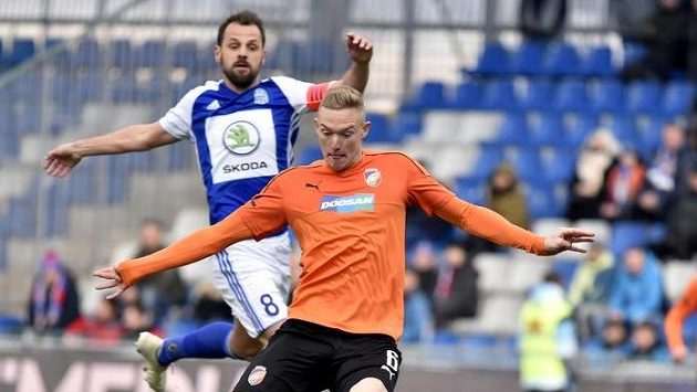 Mladoboleslavský kapitán Marek Matějovský (vzadu) v souboji s plzeňským Romanem Procházkou. Mladoboleslavský kapitán Marek Matějovský (vzadu) v souboji s plzeňským Romanem Procházkou.