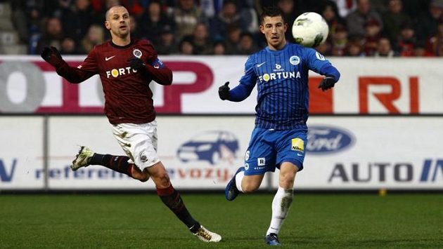 Sparťan Matějovský (vlevo) v souboji s libereckým Váchou. Sparťan Matějovský (vlevo) v souboji s libereckým Váchou.