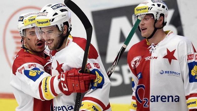 Útočník Slavie Praha Michal Poletín (uprostřed) oslavuje se spoluhráči gól. Útočník Slavie Praha Michal Poletín (uprostřed) oslavuje se spoluhráči gól.