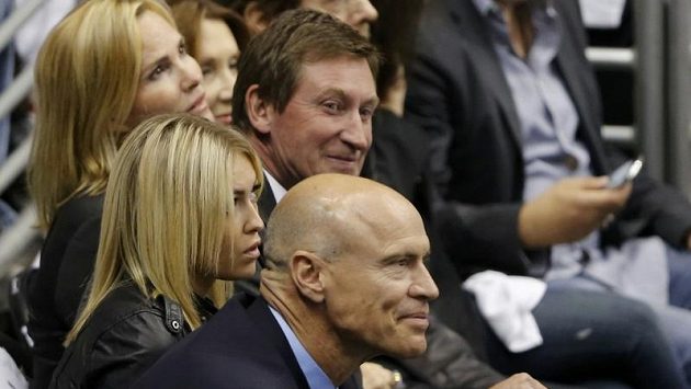 Wayne Gretzky s manželkou a dcerou na finále Králů s Ďábly. V popředí Mark Messier. Wayne Gretzky s manželkou a dcerou na finále Králů s Ďábly. V popředí Mark Messier.