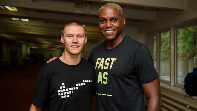 Před týdnem se Pavel Maslák potkal s legendárním Carlem Lewisem, teď přidal další rekord. Před týdnem se Pavel Maslák potkal s legendárním Carlem Lewisem, teď přidal další rekord.