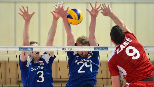 Utkání skupiny B Evropské ligy volejbalistů, ČR - Rakousko v Jablonci nad Nisou. Zleva blokuje český hráč Radech Mach , uprostřed je spoluhráč Michal Kriško, smečuje reprezentant Rakouska Thomas Zass. Utkání skupiny B Evropské ligy volejbalistů, ČR - Rakousko v Jablonci nad Nisou. Zleva blokuje český hráč Radech Mach , uprostřed je spoluhráč Michal Kriško, smečuje reprezentant Rakouska Thomas Zass.