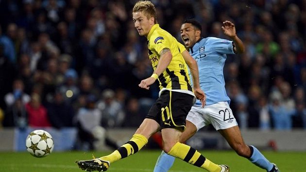 Marco Reus (vlevo) z Borussie Dortmund střílí gól německého mistra v duelu s Manchesterem City, Gaël Clichy už zasáhnout nestačil. Marco Reus (vlevo) z Borussie Dortmund střílí gól německého mistra v duelu s Manchesterem City, Gaël Clichy už zasáhnout nestačil.