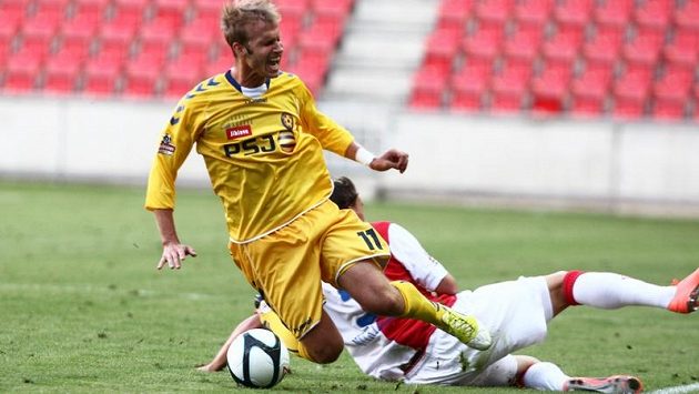 Jihlavský Vaculík v souboji s Nitrianským ze Slavie. Jihlavský Vaculík v souboji s Nitrianským ze Slavie.
