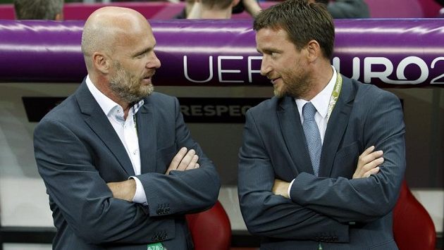 Trenér české fotbalové reprezentace Michal Bílek (vlevo) s manažerem národního týmu Vladimírem Šmicrem Trenér české fotbalové reprezentace Michal Bílek (vlevo) s manažerem národního týmu Vladimírem Šmicrem