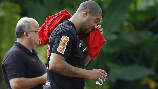 Útočník Adriano bude hrát za amatérský tým. Útočník Adriano bude hrát za amatérský tým.