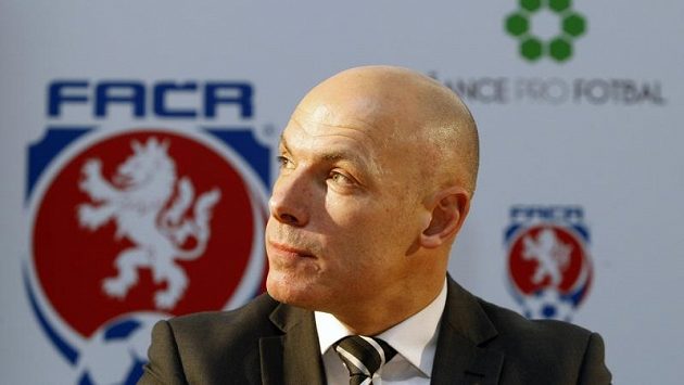 Známý anglický rozhodčí Howard Webb podpořil v Praze projekt Šance pro fotbal. Známý anglický rozhodčí Howard Webb podpořil v Praze projekt Šance pro fotbal.