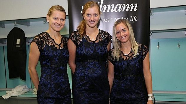České tenistky Lucie Šafářová (vlevo), Petra Kvitová a Klára Zakopalová v nových modrých šatech s černou krajkou. České tenistky Lucie Šafářová (vlevo), Petra Kvitová a Klára Zakopalová v nových modrých šatech s černou krajkou.