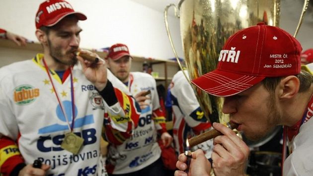 Mistrovské doutníky se v pardubické šatně zapálily bezprostředně po zápase. Mistrovské doutníky se v pardubické šatně zapálily bezprostředně po zápase.