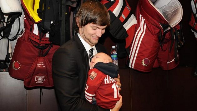 Malý Martin Hanzal odpočívá v náručí velkého Martina Hanzala. Malý Martin Hanzal odpočívá v náručí velkého Martina Hanzala.
