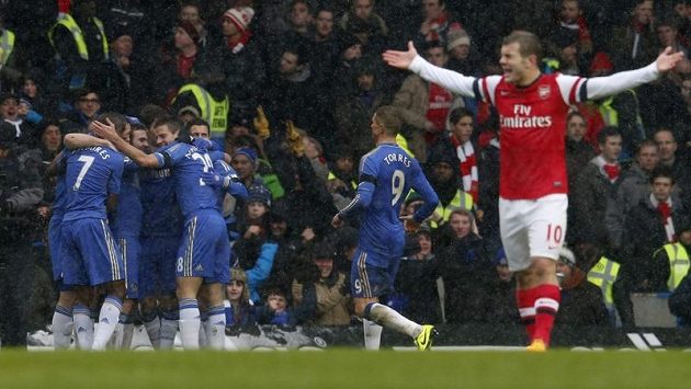 Fotbalisté Chelsea vyhráli londýnské derby nad Arsenalem. Hostující Jack Wilshere (vpravo) se marně rozčiloval. Fotbalisté Chelsea vyhráli londýnské derby nad Arsenalem. Hostující Jack Wilshere (vpravo) se marně rozčiloval.