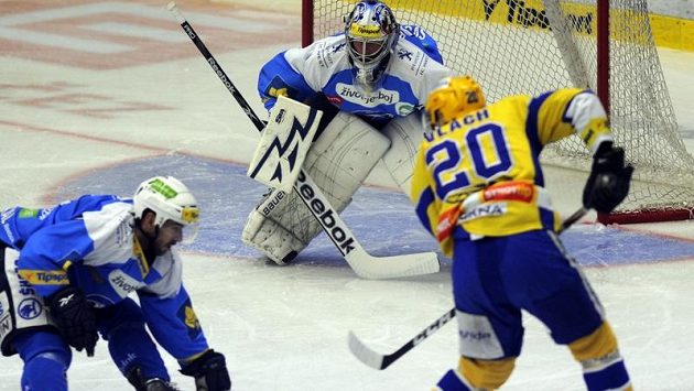 Roman Vlach ze Zlína (vpravo) a brankář Plzně Adam Svoboda. Roman Vlach ze Zlína (vpravo) a brankář Plzně Adam Svoboda.