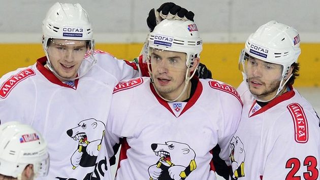 Útočník Čeljabinsku Jan Bulis (uprostřed) na ledě pražského Lva. Útočník Čeljabinsku Jan Bulis (uprostřed) na ledě pražského Lva.