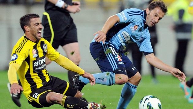 Alessandro Del Piero (vpravo) při svém debutu v australské lize za FC Sydney bojuje o míč s Mannym Muscatem z Wellingtonu Alessandro Del Piero (vpravo) při svém debutu v australské lize za FC Sydney bojuje o míč s Mannym Muscatem z Wellingtonu