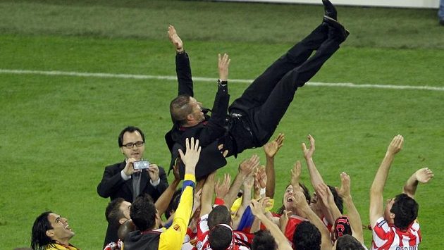 Kouč Atlétika Madrid Diego Simeone nad hlavami hráčů. Kouč Atlétika Madrid Diego Simeone nad hlavami hráčů.