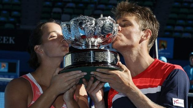 Australská dvojice Jarmila Gajdošová a Matthew Ebden s pohárem pro vítěze v Melbourne. Australská dvojice Jarmila Gajdošová a Matthew Ebden s pohárem pro vítěze v Melbourne.