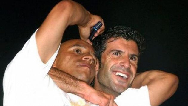 Roberto Carlos (vlevo) a Luis Figo Roberto Carlos (vlevo) a Luis Figo