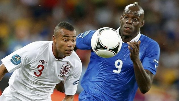 Kontroverzní italský útočník Mario Balotelli (vpravo) zkouší upláchnout Ashleymu Coleovi Kontroverzní italský útočník Mario Balotelli (vpravo) zkouší upláchnout Ashleymu Coleovi