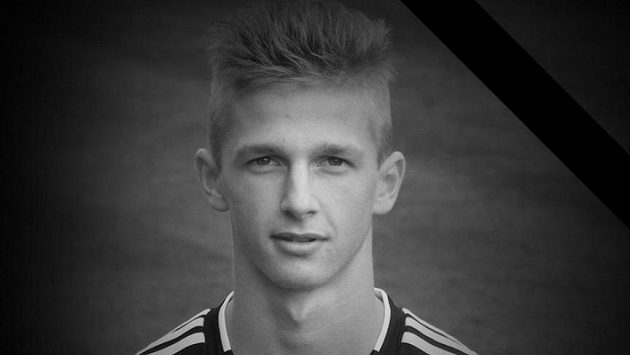 Talentovaný fotbalový záložník Rostislav Kadlec zemřel při autonehodě. Talentovaný fotbalový záložník Rostislav Kadlec zemřel při autonehodě.