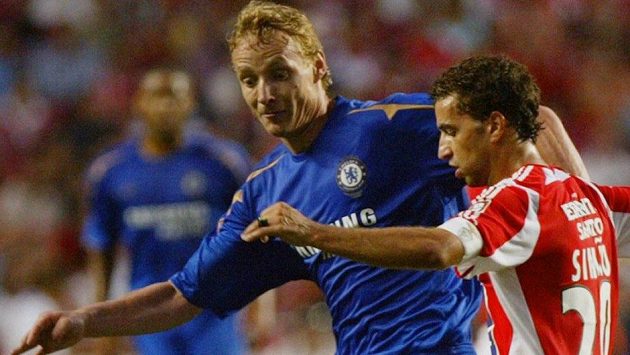 Jiří Jarošík (vlevo) na snímku z roku 2005 ještě jako hráč Chelsea v souboji se Simaem z Benfiky Lisabon. Jiří Jarošík (vlevo) na snímku z roku 2005 ještě jako hráč Chelsea v souboji se Simaem z Benfiky Lisabon.