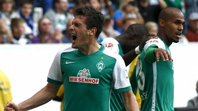 Brémští Zlatko Junuzovic (vlevo) a Theo Gebre Selassie po gólu proti Hoffenheimu. Brémští Zlatko Junuzovic (vlevo) a Theo Gebre Selassie po gólu proti Hoffenheimu.