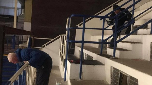 Místo hokejek štětce. Trenéři v Kolíně zvelebují stadion. Místo hokejek štětce. Trenéři v Kolíně zvelebují stadion.