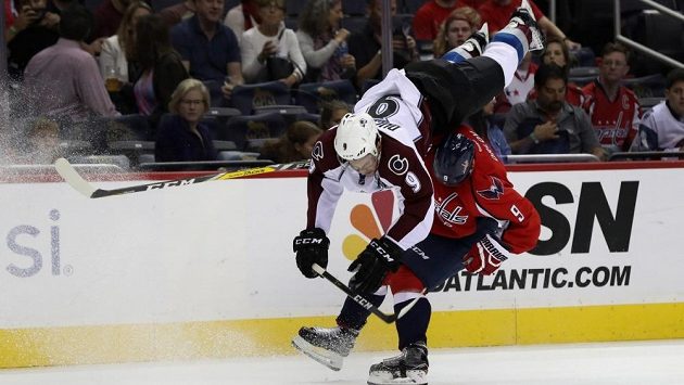 Matt Duchene z Colorada zažil leteckou vložku v NHL po střetu s Dimitrijem Orlovem z Washingtonu. Matt Duchene z Colorada zažil leteckou vložku v NHL po střetu s Dimitrijem Orlovem z Washingtonu.
