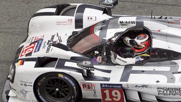 Nico Hülkenberg oslavuje za volantem prototypu Porsche triumf v závodu 24 hodin Le Mans. Nico Hülkenberg oslavuje za volantem prototypu Porsche triumf v závodu 24 hodin Le Mans.