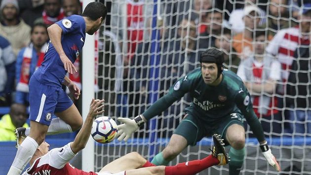 Gólman Arsenalu Petr Čech během derby proti Chelsea. Gólman Arsenalu Petr Čech během derby proti Chelsea.