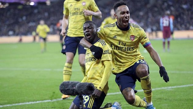 Radost Kanonýrů. Fotbalisté Arsenalu Nicolas Pepe (vlevo) a Pierre-Emerick Aubameyang slaví gól v síti West Hamu v utkání Premier League. Radost Kanonýrů. Fotbalisté Arsenalu Nicolas Pepe (vlevo) a Pierre-Emerick Aubameyang slaví gól v síti West Hamu v utkání Premier League.