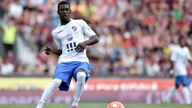 Derrick Mensah na archivním snímku ještě v dresu Baníku během utkání na Spartě. Derrick Mensah na archivním snímku ještě v dresu Baníku během utkání na Spartě.